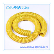 Utilisation du flexible flexible couleur jaune dans la piscine